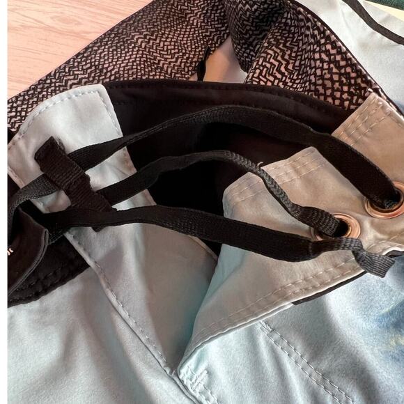 HURLEY Phantom Quick Dry 19" Outseam Shorts in Black & Blue Men's 38" Waist - Picture 7 of 9